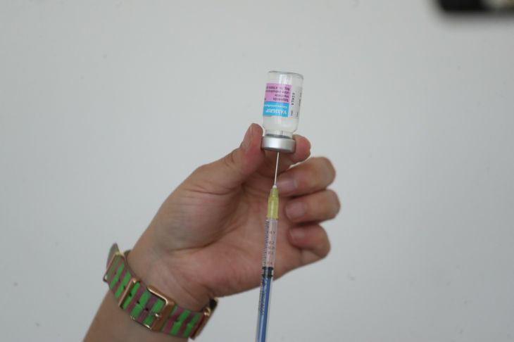 Continúa aplicación de dosis de refuerzo a mayores de 40 años